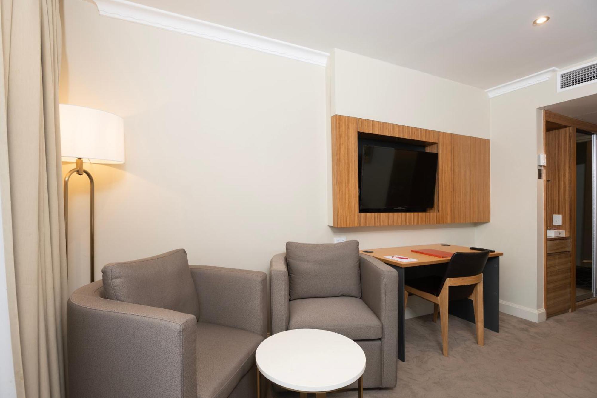 Deluxe Queen & Single Room
